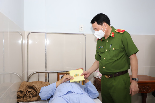 Thứ trưởng Lê Quốc Hùng thăm hỏi, động viên Đại úy Nguyễn Công Tín, Công an phường Tân An, quận Ninh Kiều, thành phố Cần Thơ bị thương khi làm nhiệm vụ. (Ảnh: TTXVN phát) Lãnh đạo Bộ Công an thăm hỏi cảnh sát, bảo vệ dân phố bị thương ảnh 1
