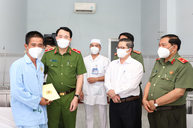 Thứ trưởng Lê Quốc Hùng cùng Chủ tịch UBND thành phố Cần Thơ, Giám đốc Công an thành phố thăm hỏi, động viên ông Nguyễn Anh Dũng, bảo vệ dân phố phường Tân An, quận Ninh Kiều bị thương khi khống chế đối tượng gây rối an ninh trật tự. (Ảnh: TTXVN phát) Lãnh đạo Bộ Công an thăm hỏi cảnh sát, bảo vệ dân phố bị thương ảnh 2