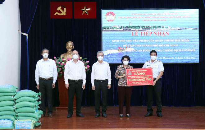 Chuẩn Đô đốc Phan Tuấn Hùng, Phó Tư lệnh Bộ Tư lệnh Hải quân (ngoài cùng bên phải) trao tượng trưng số tiền 25 tỷ đổng ủng hộ Thành phố Hồ Chí Minh cho bà Tô Thị Bích Châu, Chủ tịch Ủy ban Mặt trận Tổ quốc Việt Nam Thành phố Hồ Chí Minh. (Ảnh: Xuân Khu/TTXVN) Quân chủng Hải quân hỗ trợ tài chính, gạo giúp TP.HCM chống dịch ảnh 1