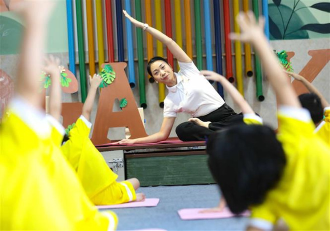 Với những nỗ lực của bản thân, nhiều năm liền cô giáo Trần Lan Phương đã đạt danh hiệu Chiến sĩ thi đua cấp cơ sở, đạt giải cao trong hội thi Giáo viên giỏi cấp quận, Sáng kiến kinh nghiệm loại B cấp thành phố và gần đây nhất là Giải thưởng “Nhà giáo Hà Nội tâm huyết, sáng tạo năm 2023”. (Ảnh: Thanh Tùng/ TTXVN) ttxvn_yogakids 2.jpg