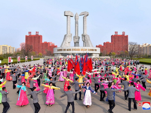 Chính sách “cây gậy và củ cà rốt” thổi sinh khí vào Triều Tiên ảnh 1