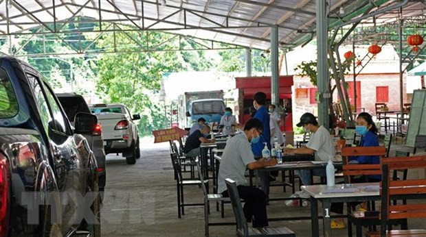 Khu vực khai báo y tế bắt buộc đối với tất cả người dân khi đi vào tỉnh Lâm Đồng tại chốt kiểm soát dịch COVID-19 trên quốc lộ 20 (đoạn qua huyện Đạ Huoai, Lâm Đồng). (Ảnh: Nguyễn Dũng/TTXVN) Bình Thuận truy vết F1, Quảng Ninh, Lâm Đồng dừng vận tải hành khách ảnh 2