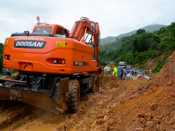 Tạm thời thông tuyến Quốc lộ 279 sau sự cố sạt lở nghiêm trọng ảnh 1