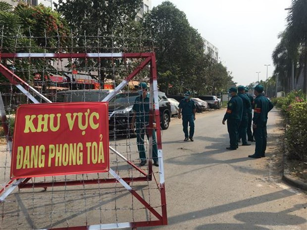 Phong tỏa một khu vực tại Bình Dương. (Ảnh: Văn Hướng/TTXVN) Người từ Hải Dương đến Bình Dương từ ngày 2/2 phải cách ly tập trung ảnh 1