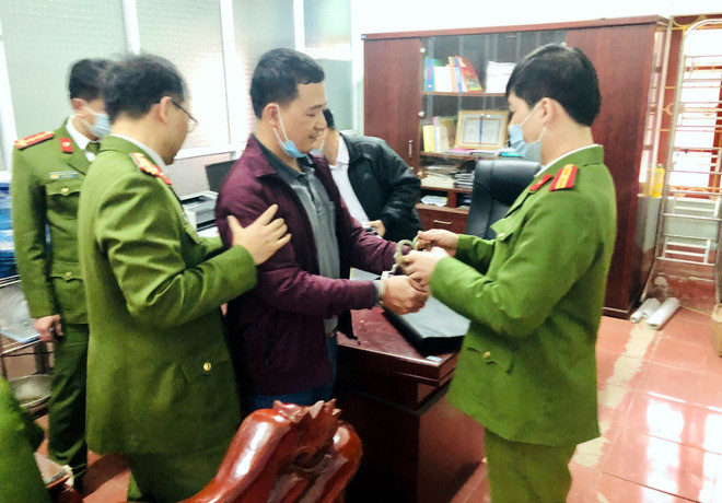 Bắt tạm giam hiệu trưởng chiếm đoạt tiền của giáo viên, học sinh ảnh 1
