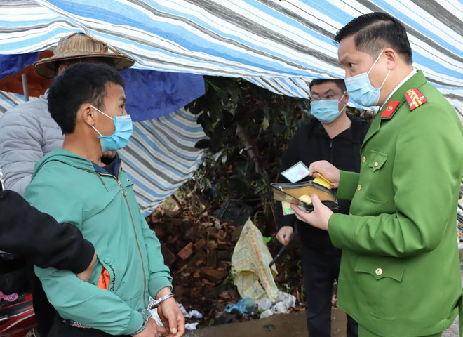 Đối tượng Giàng A Dao bị bắt giữ cùng tang vật khi đang vận chuyển ma túy đi tiêu thụ. (Ảnh: TTXVN phát) Lai Châu: Bắt ba đối tượng vận chuyển 18kg ma túy tổng hợp ảnh 1