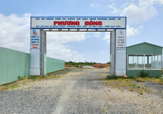 Cổng vào dự án Bệnh viện Đa khoa-du lịch nghỉ dưỡng quốc tế Phương Đông tại phường Nhà Mát, thành phố Bạc Liêu. (Ảnh: Chanh Đa/TTXVN) Bạc Liêu thu hồi chủ trương đầu tư dự án bệnh viện 4.500 tỷ đồng ảnh 1