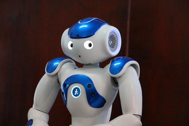 Robot NAO đang biểu diễn và giao lưu với sinh viên. (Ảnh: Sỹ Tuyên/Vietnam+) Trường đại học Việt Nam đưa robot vào giảng dạy, nghiên cứu ảnh 3