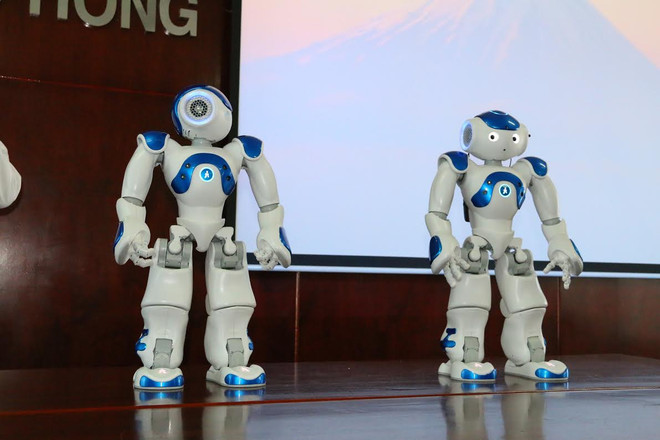 Robot NAO đang biểu diễn và giao lưu với sinh viên. (Ảnh: Sỹ Tuyên/Vietnam+) Trường đại học Việt Nam đưa robot vào giảng dạy, nghiên cứu ảnh 2