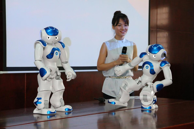 Robot NAO đang biểu diễn và giao lưu với sinh viên. (Ảnh: Sỹ Tuyên/Vietnam+) Trường đại học Việt Nam đưa robot vào giảng dạy, nghiên cứu ảnh 1