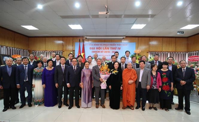 Trưởng Ban Dân vận Trung ương Trương Thị Mai cùng đại biểu với Ban Chấp hành khóa IV chụp ảnh chung. (Ảnh: TTXVN phát) Ông Hà Hùng Cường được bầu làm Chủ tịch Quỹ Hòa bình Phát triển ảnh 2