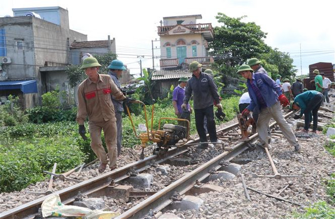 Xe ben chở cát va chạm với tàu hỏa, đường sắt Bắc-Nam gián đoạn ảnh 1