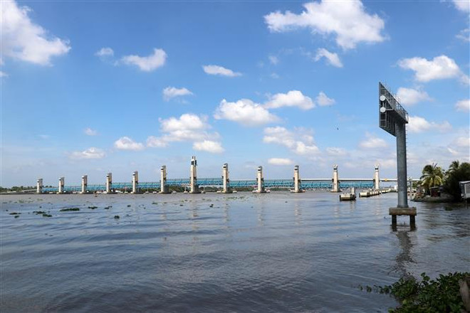 Cống thủy lợi Cái Lớn, Kiên Giang, chủ động điều tiết nguồn nước phục vụ sản xuất nông nghiệp. (Ảnh: Lê Huy Hải/TTXVN) Xâm nhập mặn ở Đồng bằng sông Cửu Long đang giảm dần ảnh 1