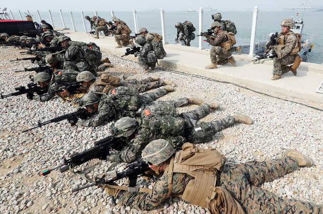 Quân đội Hàn Quốc và Mỹ tham gia cuộc tập trận chung ở Incheon, phía tây thủ đô Seoul ngày 8/9. (Nguồn: Yonhap/TTXVN) "Hàn Quốc sẽ tự phát triển vũ khí hạt nhân nếu Mỹ gây áp lực" ảnh 1