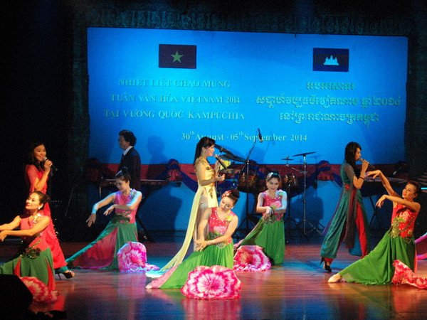 Tưng bừng Tuần Văn hóa Việt Nam tại Campuchia ảnh 1