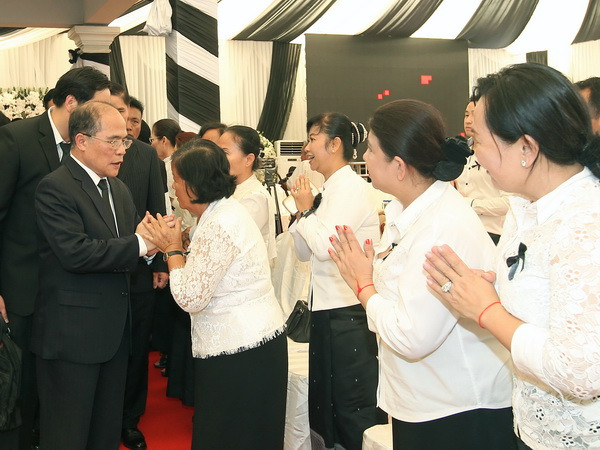 Chủ tịch Quốc hội tới Campuchia viếng Samdech Chea Sim ảnh 1