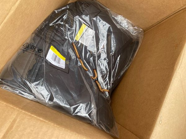 Khách sốc vì nhận gói hàng từ Nike với hàng chục con sâu bên trong ảnh 1