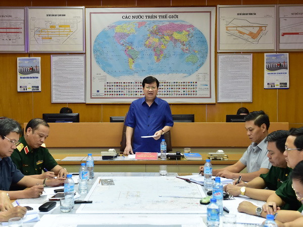 Phó Thủ tướng Trịnh Đình Dũng chỉ đạo trực tiếp việc tìm kiếm, cứu nạn máy bay Su-30MK2 và phi công và máy bay CASA-212 cùng thành viên đoàn bay. (Ảnh: Lâm Khánh/TTXVN) Hải Phòng họp khẩn liên quan đến vụ CASA 212 và Su-30MK2 ảnh 1