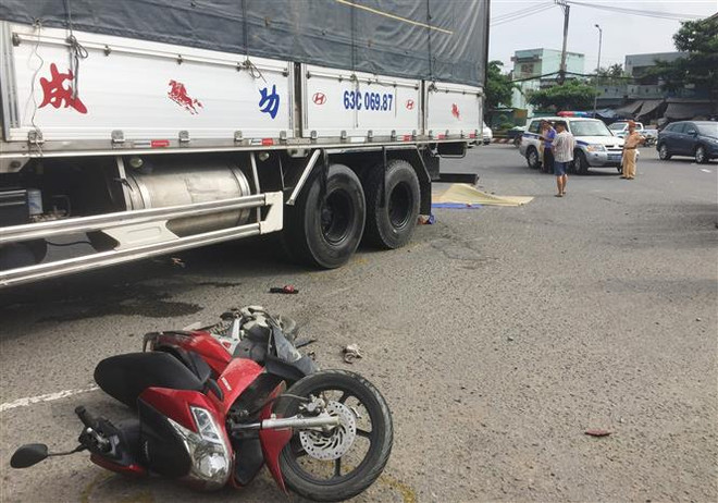 Ôtô tải va chạm với xe máy, 2 phụ nữ tử vong tại chỗ ảnh 1