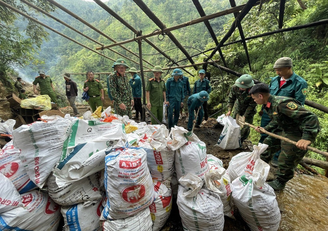 Lai Châu đồng loạt ra quân giải tỏa các bãi khai thác vàng trái phép ảnh 2