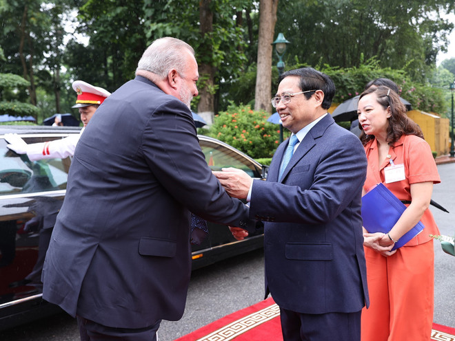 Thủ tướng Phạm Minh Chính đón Thủ tướng nước Cộng hòa Cuba Manuel Marrero Cruz. (Ảnh: Dương Giang/TTXVN) Thủ tướng chủ trì lễ đón Thủ tướng Cuba thăm hữu nghị chính thức VN ảnh 1