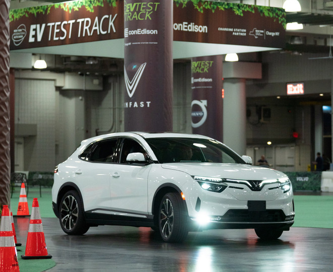 VinFast và Electrify America hợp tác cung cấp dịch vụ sạc cho xe điện ảnh 2