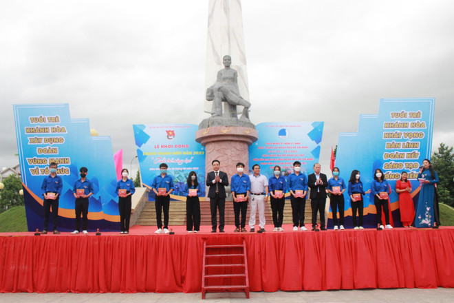 Tuổi trẻ Khánh Hòa tặng 3 công trình măng non cho huyện đảo Trường Sa ảnh 2