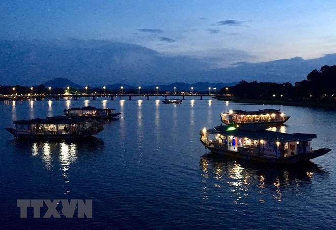 Nhiều thuyền chở khách du lịch trên sông Hương đồng loạt "nghỉ hưu" ảnh 1