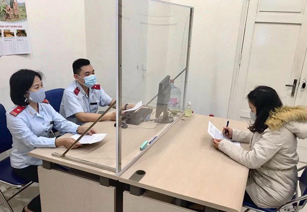 Thanh tra Sở Thông tin và Truyền thông Hà Nội làm việc với chị Hoàng Thu Trang - người có hành vi đăng tin sai sự thật về dịch COVID-19. (Ảnh: TTXVN phát) Dịch COVID-19: Để mỗi người dân là "lá chắn" với tin giả, sai sự thật ảnh 1
