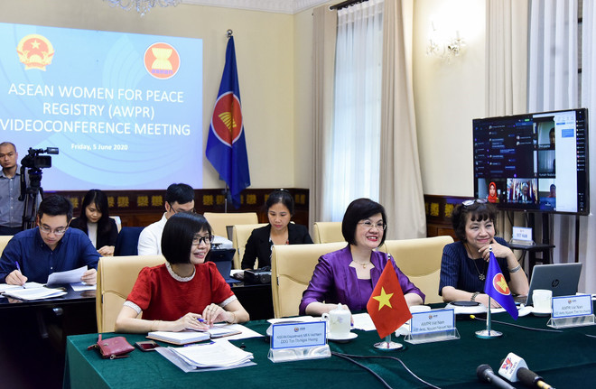 Cuộc họp trực tuyến Nhóm Phụ nữ ASEAN vì Hòa bình. (Ảnh: TTXVN phát) ASEAN 2020: Chung tay hành động nâng cao vị thế của phụ nữ ảnh 1
