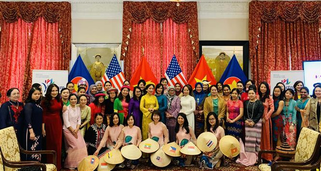 Ban điều hành Hội Phụ nữ ASEAN tại Washington DC (AWC-DC) chụp ảnh chung cùng các thành viên của hội và khách mời. (Ảnh: Đặng Huyền/TTXVN) ASEAN 2020: Chung tay hành động nâng cao vị thế của phụ nữ ảnh 2