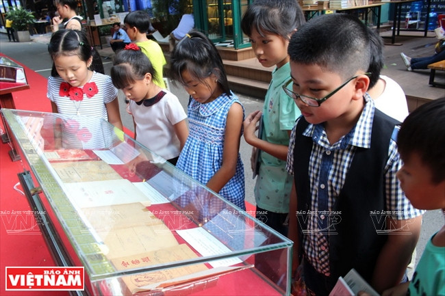 Khám phá những bản sách cực kỳ quý hiếm in từ thế kỷ trước ảnh 14