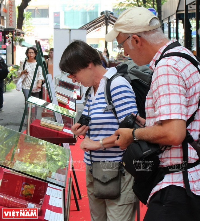 Khám phá những bản sách cực kỳ quý hiếm in từ thế kỷ trước ảnh 16