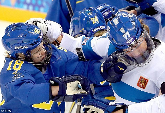 Vận động viên hockey nữ hỗn chiến tại Olympic Sochi ảnh 2