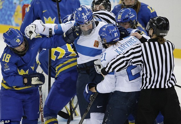 Vận động viên hockey nữ hỗn chiến tại Olympic Sochi ảnh 1