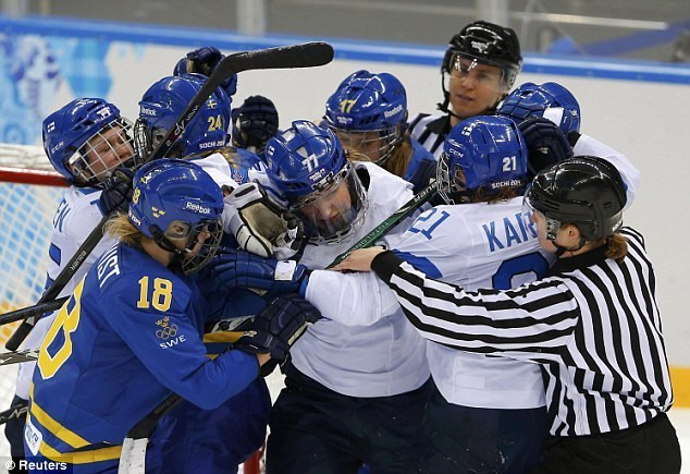 Vận động viên hockey nữ hỗn chiến tại Olympic Sochi ảnh 3
