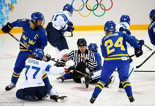 Vận động viên hockey nữ hỗn chiến tại Olympic Sochi ảnh 5