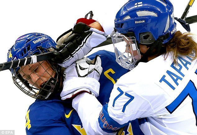 Vận động viên hockey nữ hỗn chiến tại Olympic Sochi ảnh 4