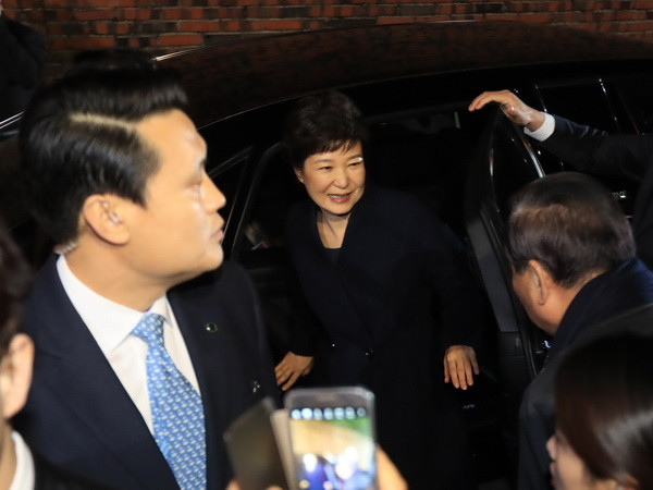 Bà Park xin lỗi vì không hoàn thành nhiệm kỳ tổng thống ảnh 1