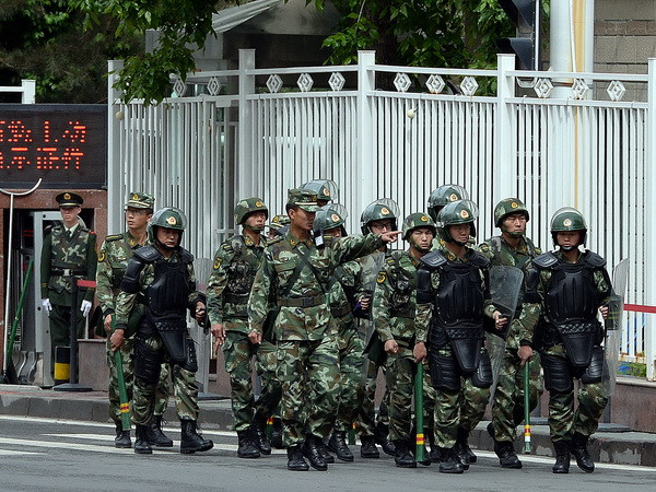 Cảnh sát bán quân sự Trung Quốc tuần tra tại Urumqi ngày 23/5. (Nguồn: AFP/TTXVN) Trung Quốc: Vụ Tân Cương có yếu tố khủng bố nước ngoài ảnh 1