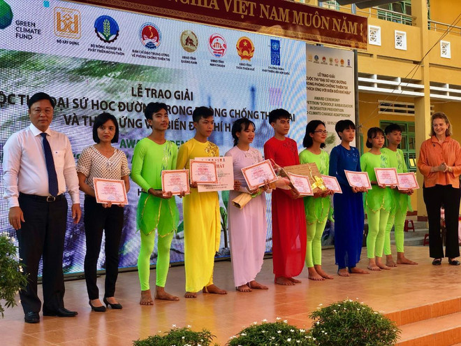 ‘Đánh thức vùng đất ngủ yên sau thiên tai’ giành giải Đại sứ học đường ảnh 2