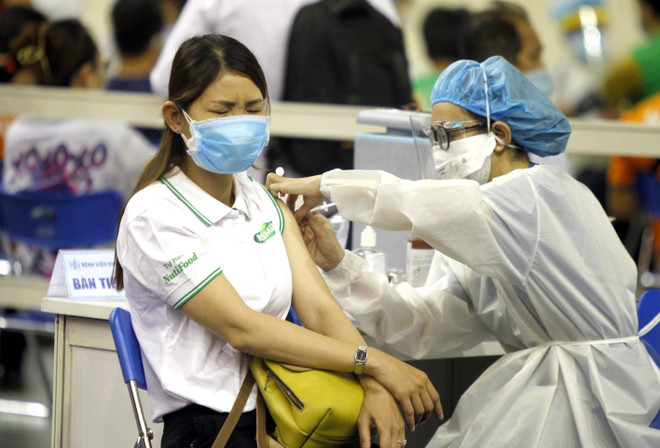 Người lao động Thành phố Hồ Chí Minh được tiêm vaccine phòng COVID-19. (Ảnh: Thanh Vũ/TTXVN) Đà Nẵng ủng hộ TP.HCM 10 tỷ đồng để phòng, chống dịch COVID-19 ảnh 1