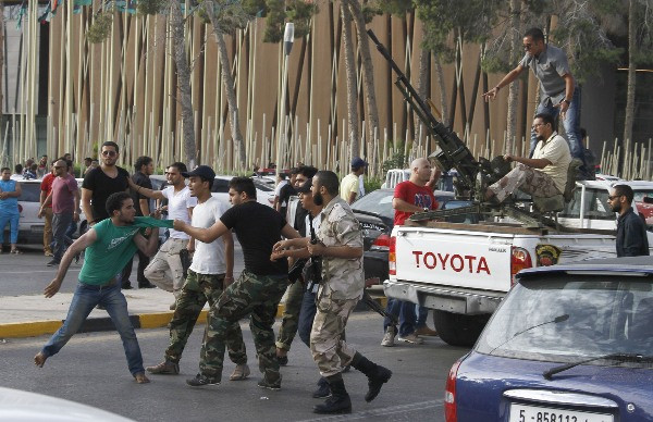 Các tay súng đột kích nhà Quốc hội, nghị sỹ Libya tháo chạy ảnh 1