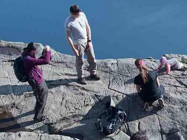 Cặp bố mẹ cho em bé bò sát mép vực để chụp ảnh bị lên án dữ dội ảnh 1