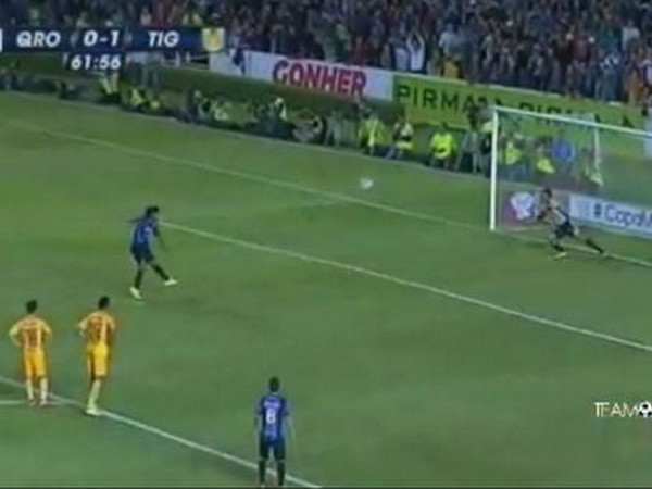 Ronaldinho gây sốc với pha đá hỏng penalty không tưởng ảnh 1