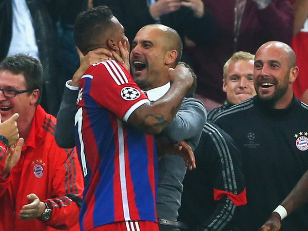 Pep Guardiola "phát cuồng" bóp cổ Boateng ăn mừng chiến thắng ảnh 3