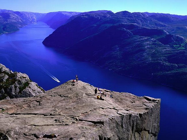 Cặp bố mẹ cho em bé bò sát mép vực để chụp ảnh bị lên án dữ dội ảnh 2