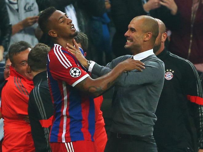 Pep Guardiola "phát cuồng" bóp cổ Boateng ăn mừng chiến thắng ảnh 1