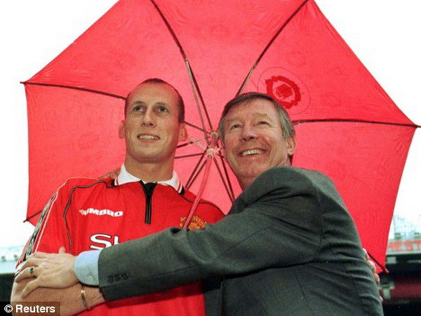 Tự truyện Sir Alex: Mùa Hè 2001 đáng nhớ, sai lầm vụ Jaap Stam ảnh 1