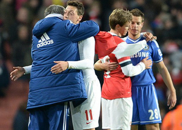 Oezil ôm người thầy cũ. (Nguồn: Getty) Arsene Wenger nổi giận, Oezil tặng áo cho Mourinho ảnh 2